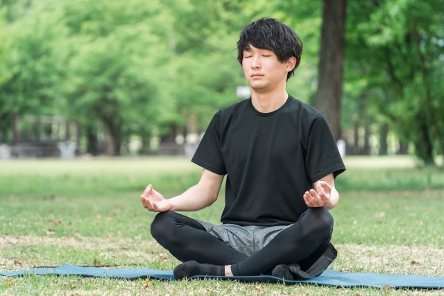 市川市の公園で瞑想し頭痛予防！